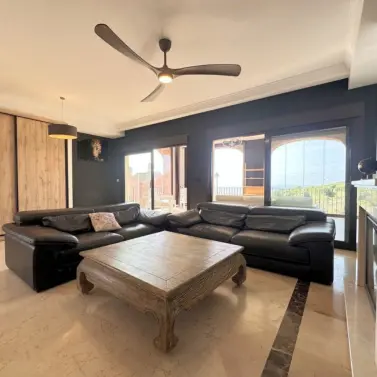 Продажа дома на две семьи в Estepona