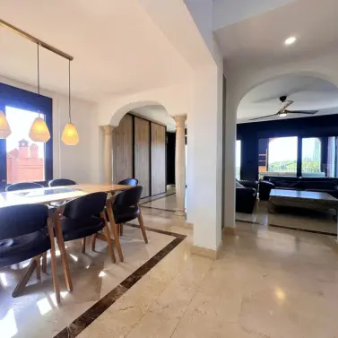 Продажа дома на две семьи в Estepona