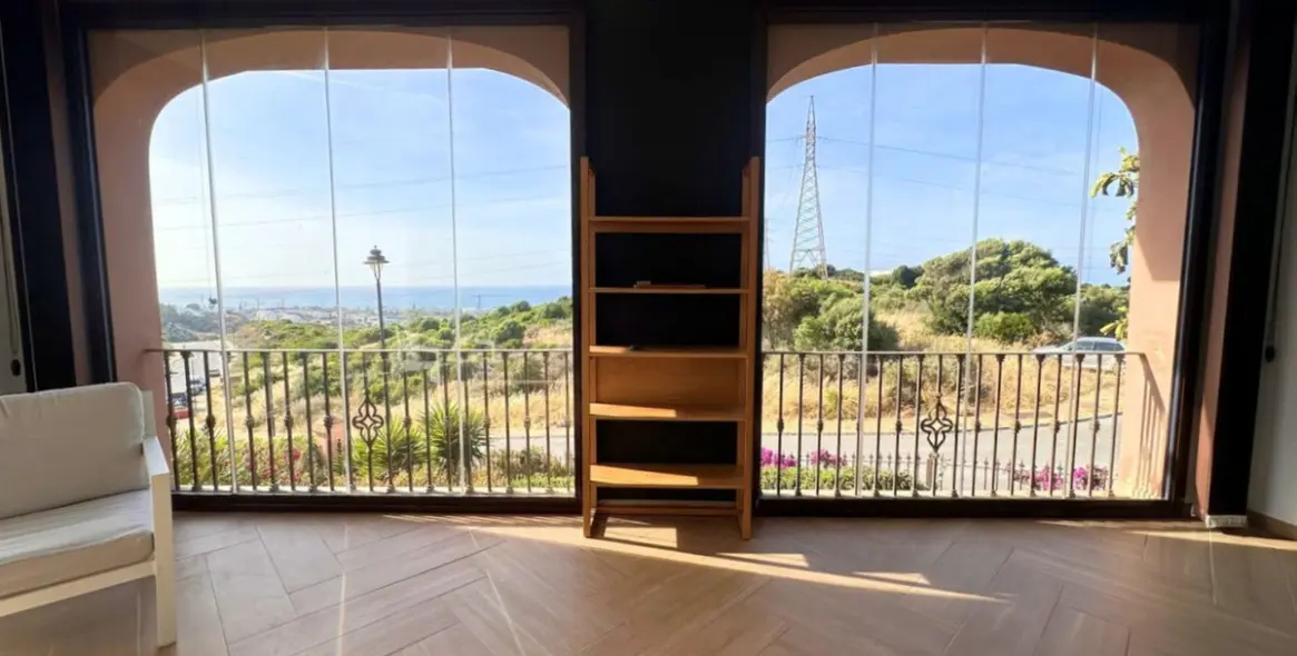 Продажа дома на две семьи в Estepona 11