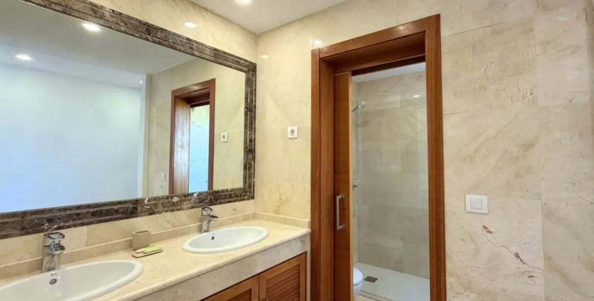 Продажа дома на две семьи в Estepona 22