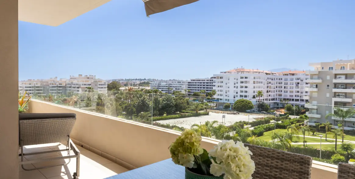 Sale of middle floor apartment in La Campana 5