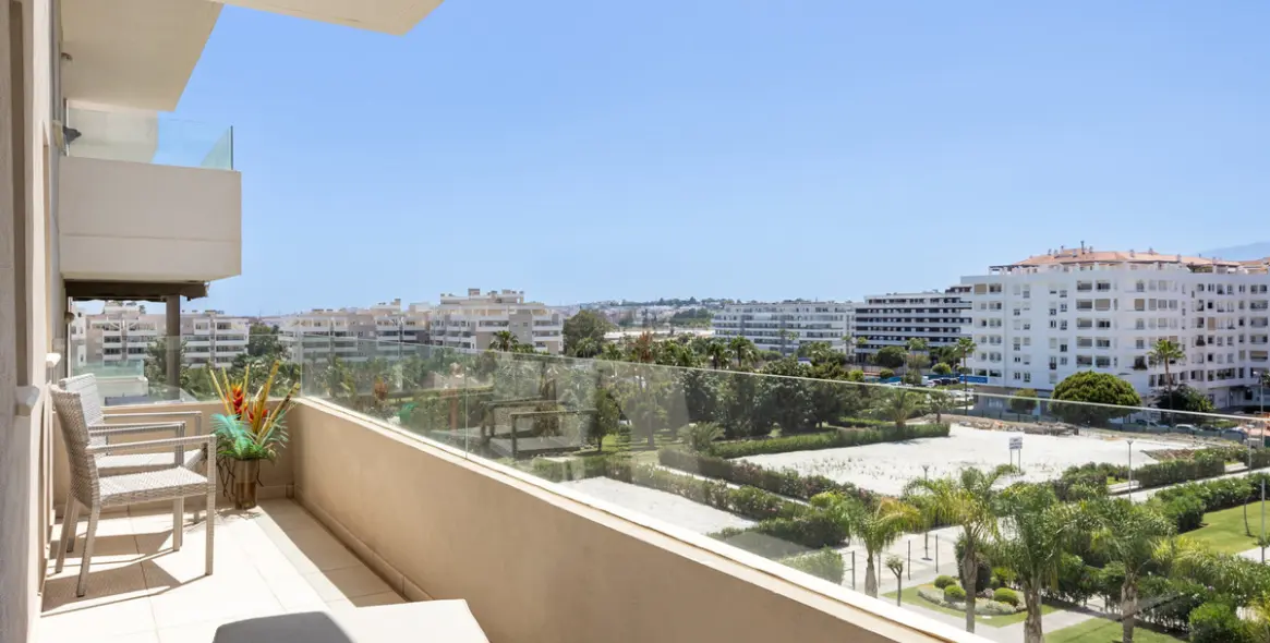 Sale of middle floor apartment in La Campana 22
