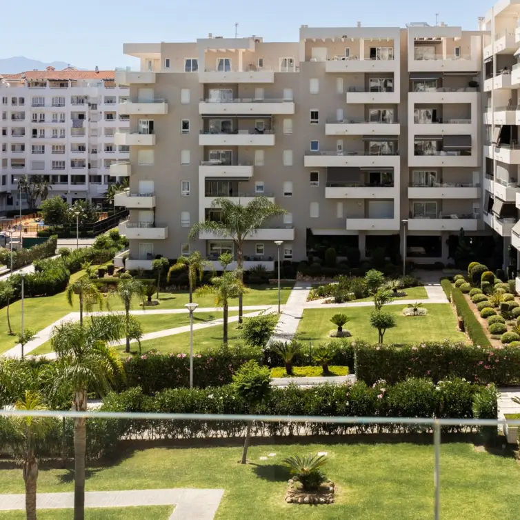 Venta de apartamento en planta media en La Campana