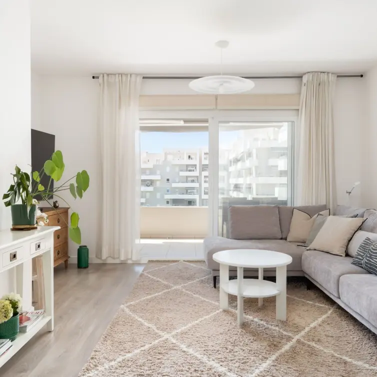 Venta de apartamento en planta media en La Campana