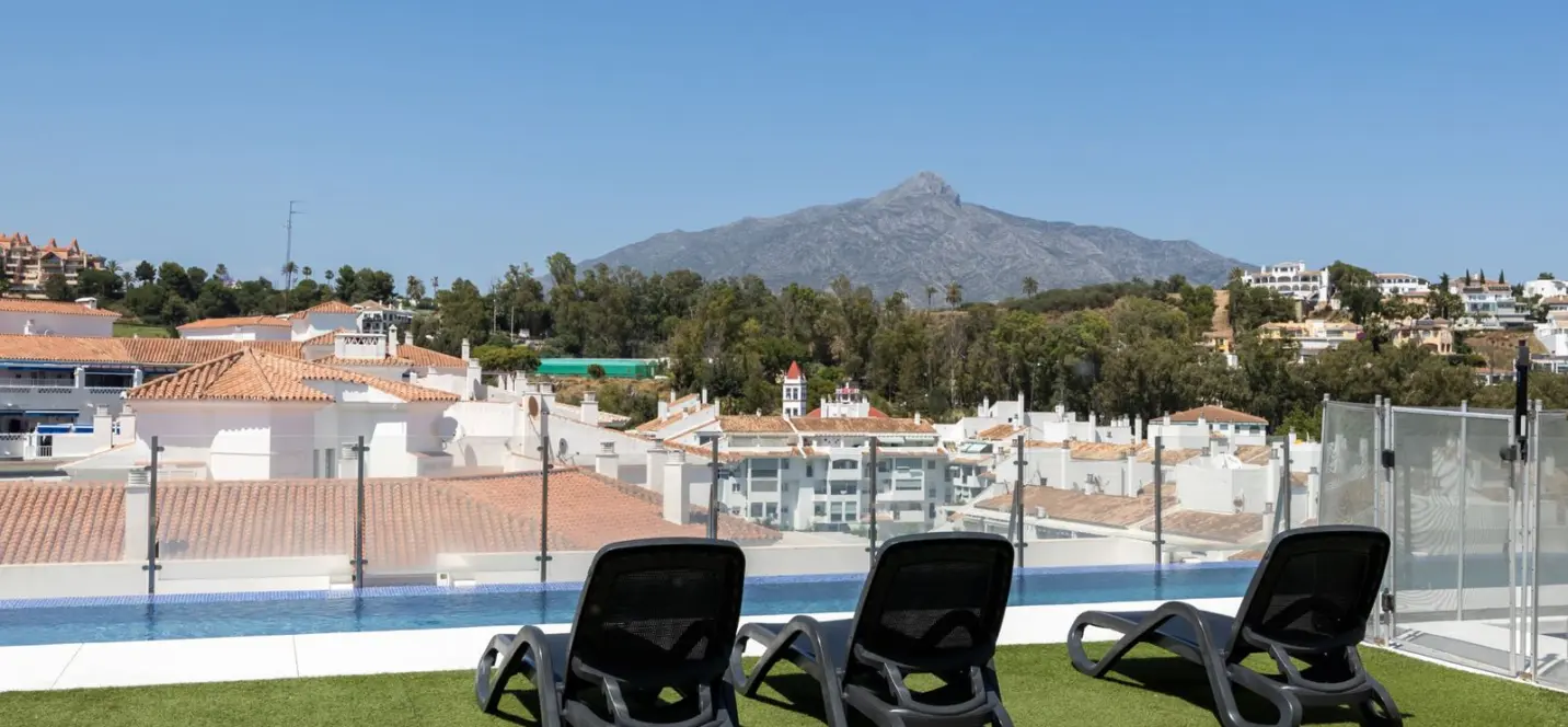 Venta de apartamento en planta media en La Campana 3