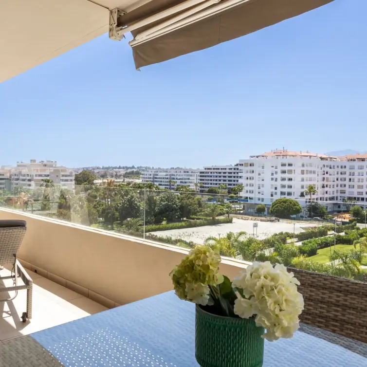 Venta de apartamento en planta media en La Campana