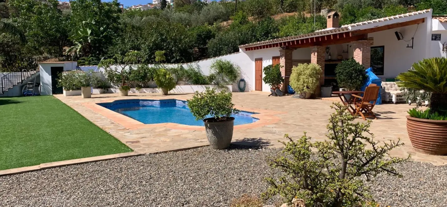 Sale of detached villa in Alora 2