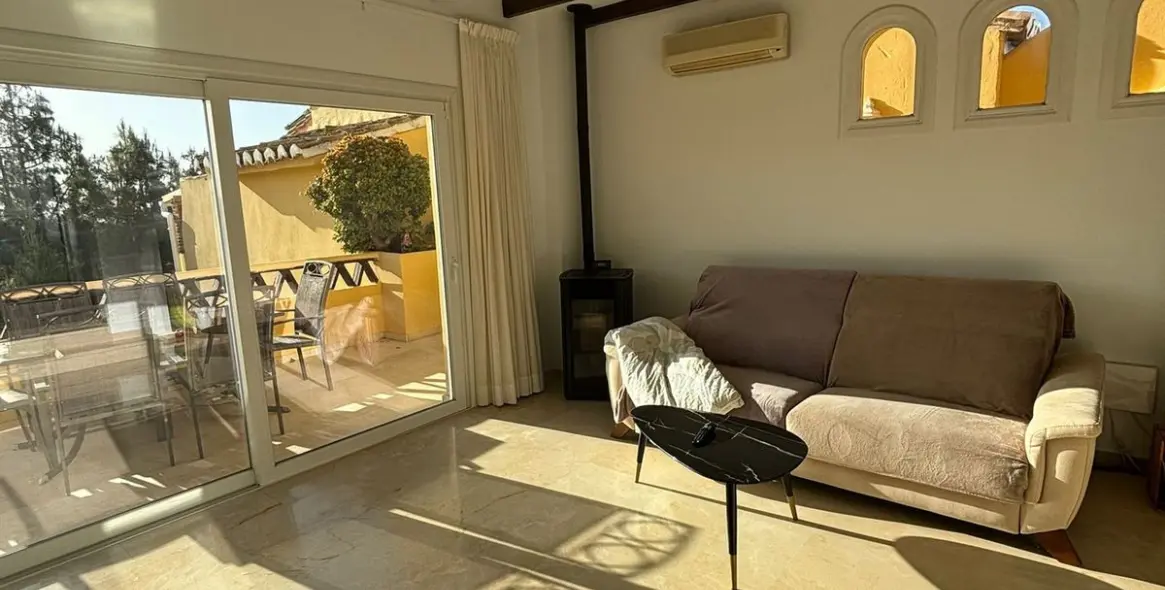 Sale of townhouse in Calahonda 6