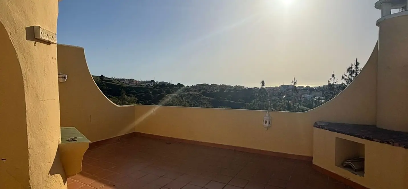 Sale of townhouse in Calahonda 1