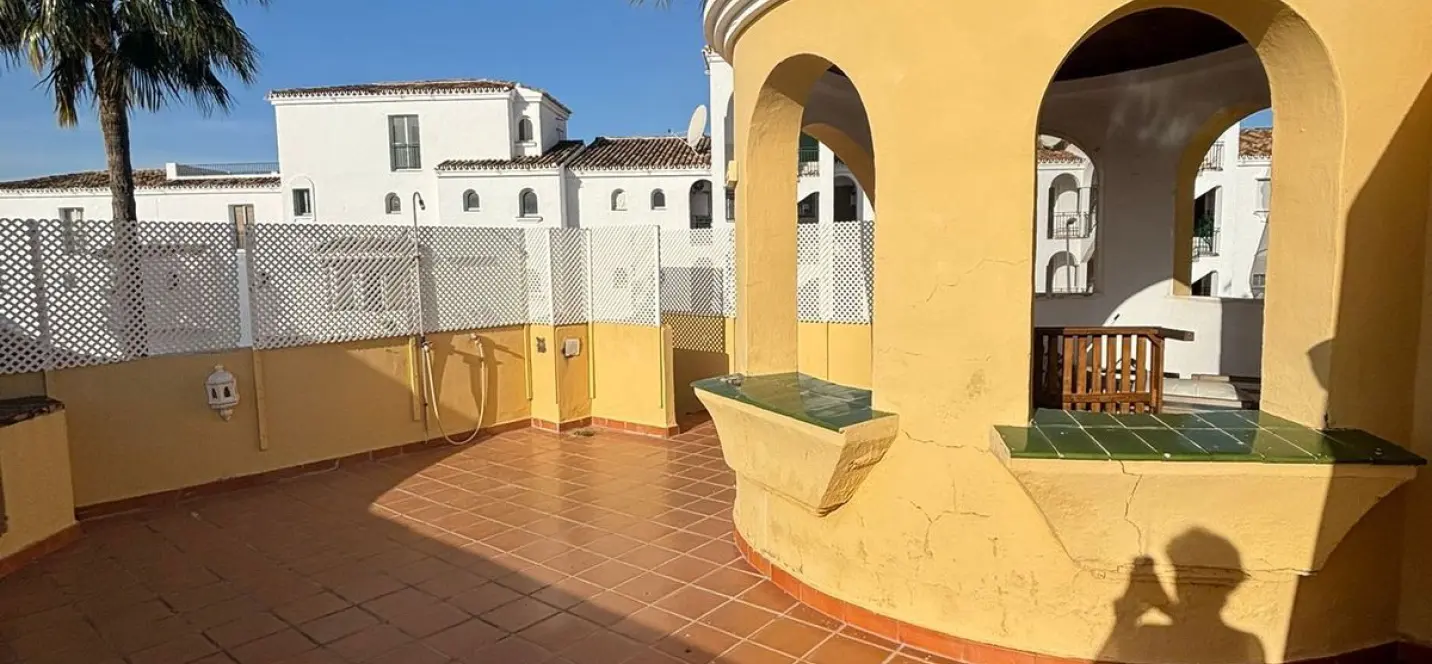 Sale of townhouse in Calahonda 2