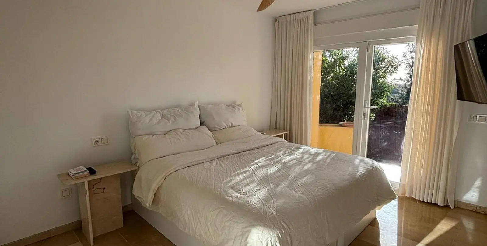 Sale of townhouse in Calahonda 23