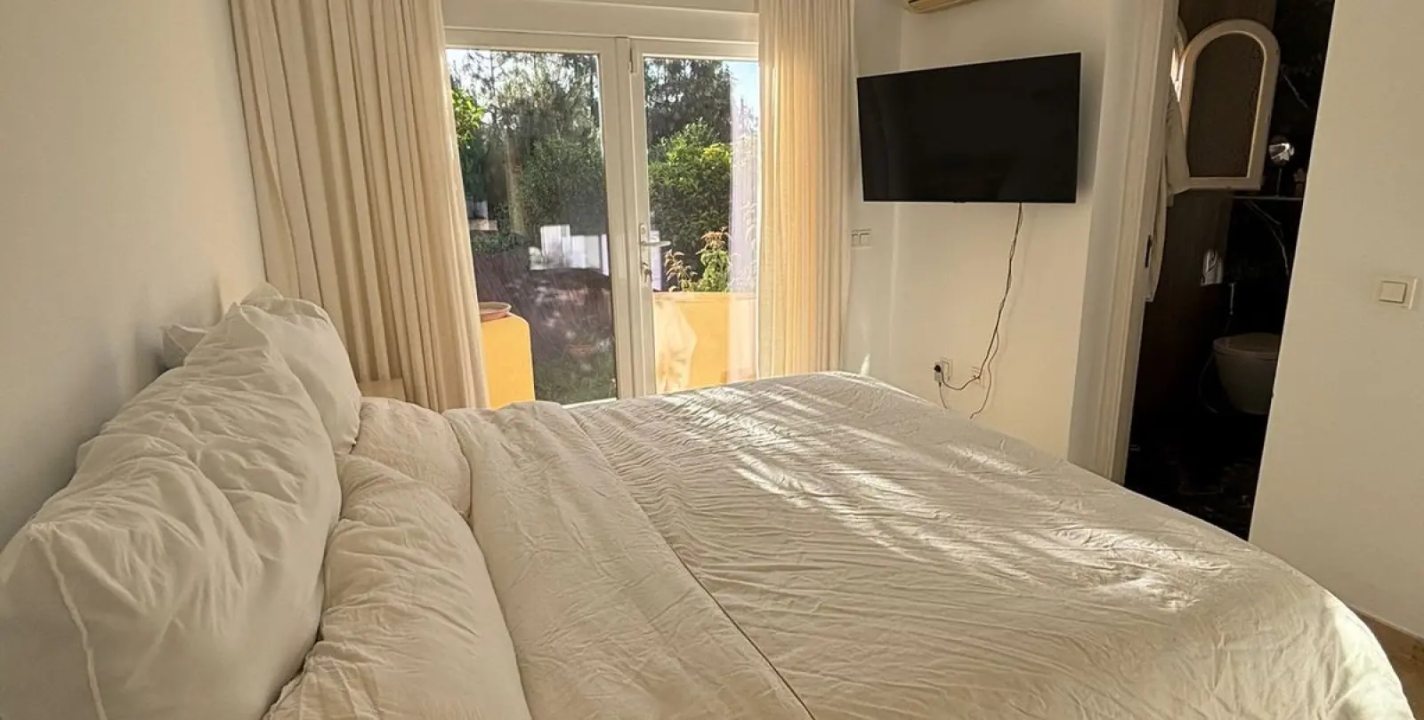 Sale of townhouse in Calahonda 24