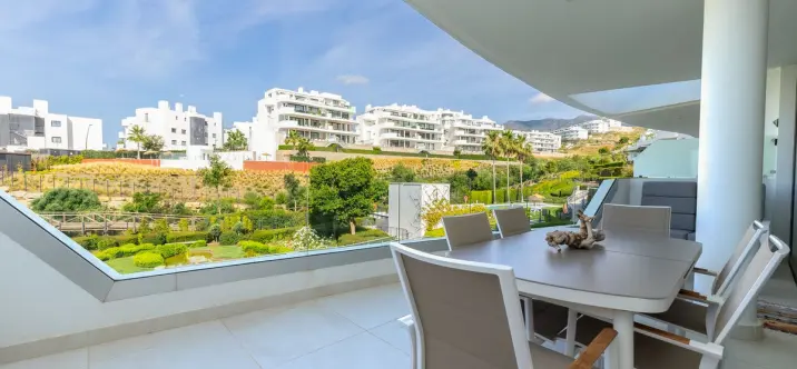 Venta de apartamento en planta media en Higueron 1