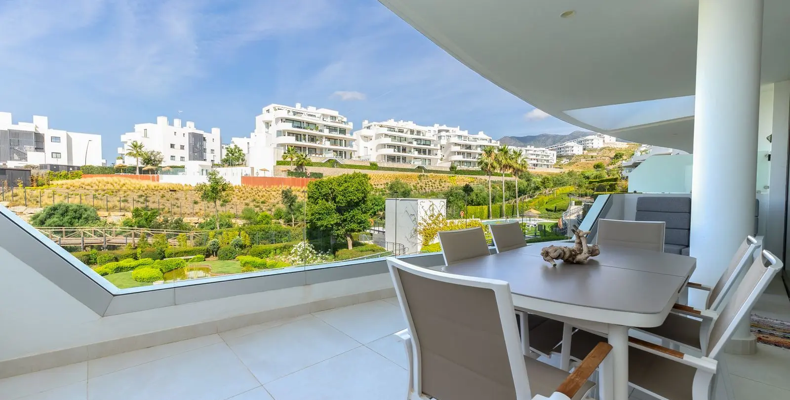 Sale of middle floor apartment in Higueron 1
