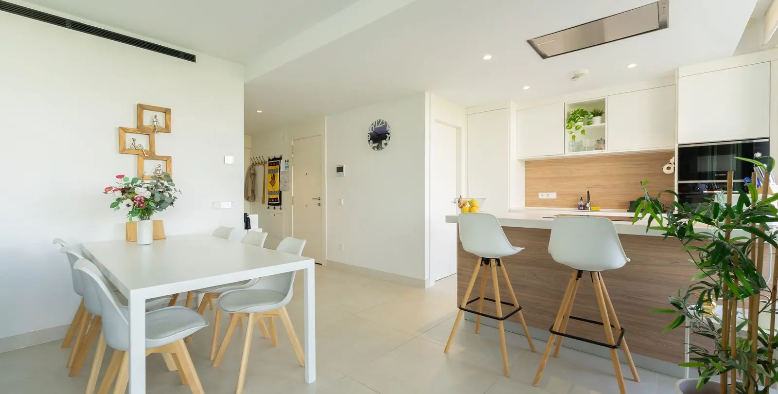 Sale of middle floor apartment in Higueron 9