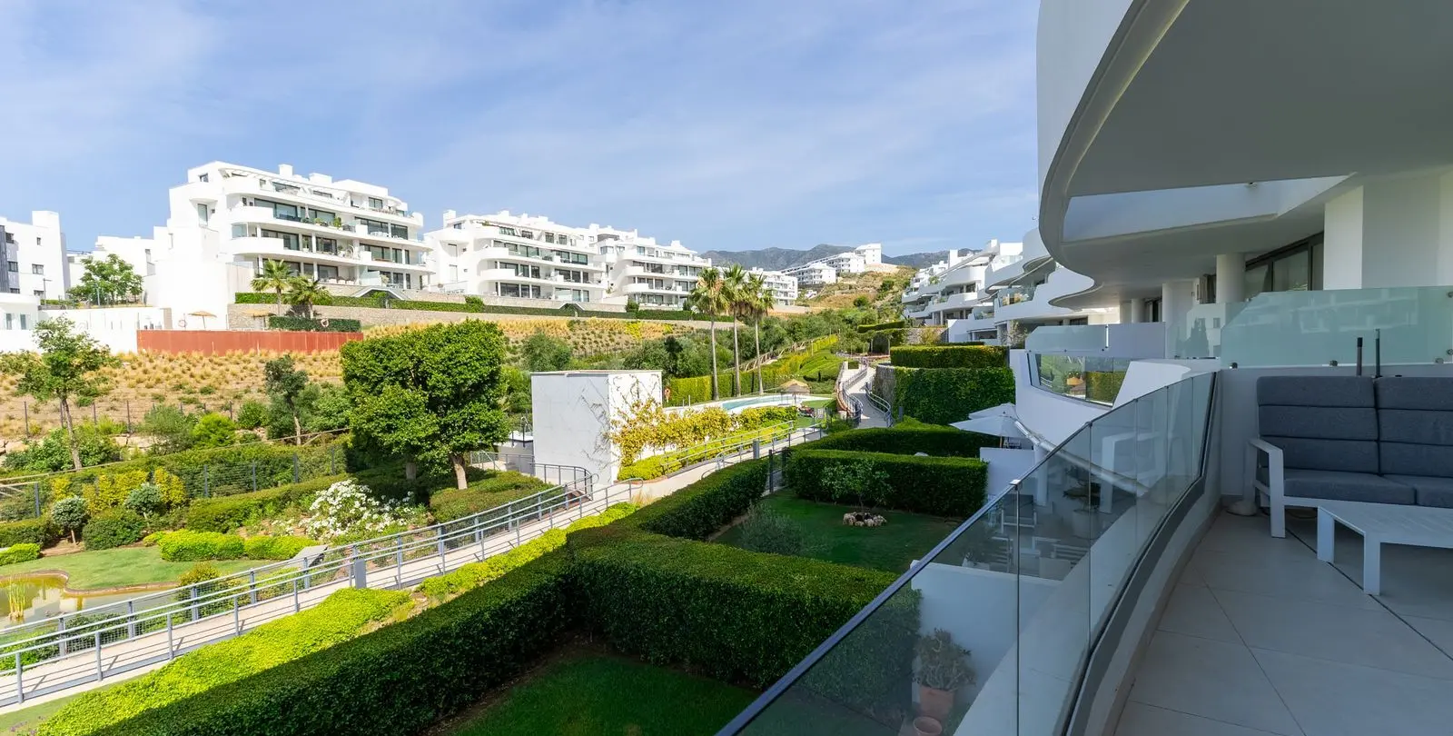 Sale of middle floor apartment in Higueron 15