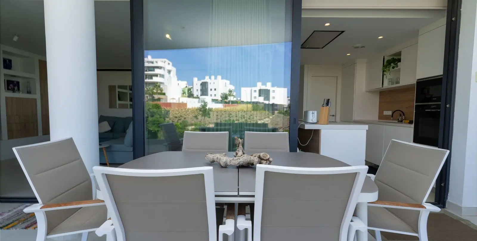 Sale of middle floor apartment in Higueron 16