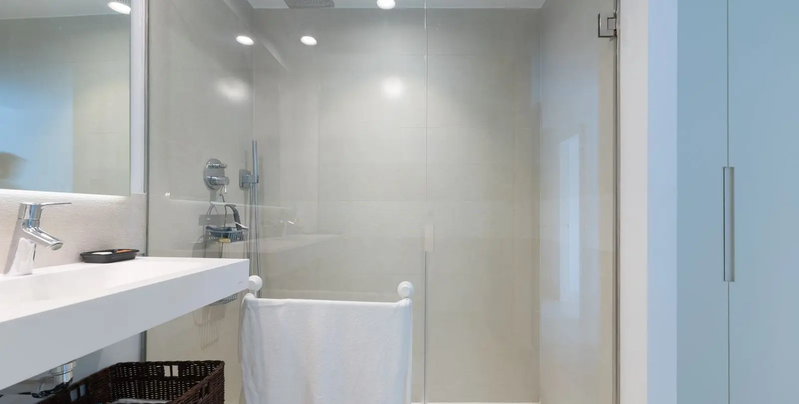 Sale of middle floor apartment in Higueron 18