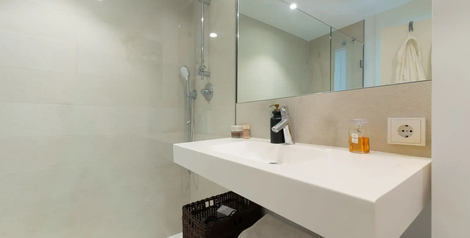 Sale of middle floor apartment in Higueron 23