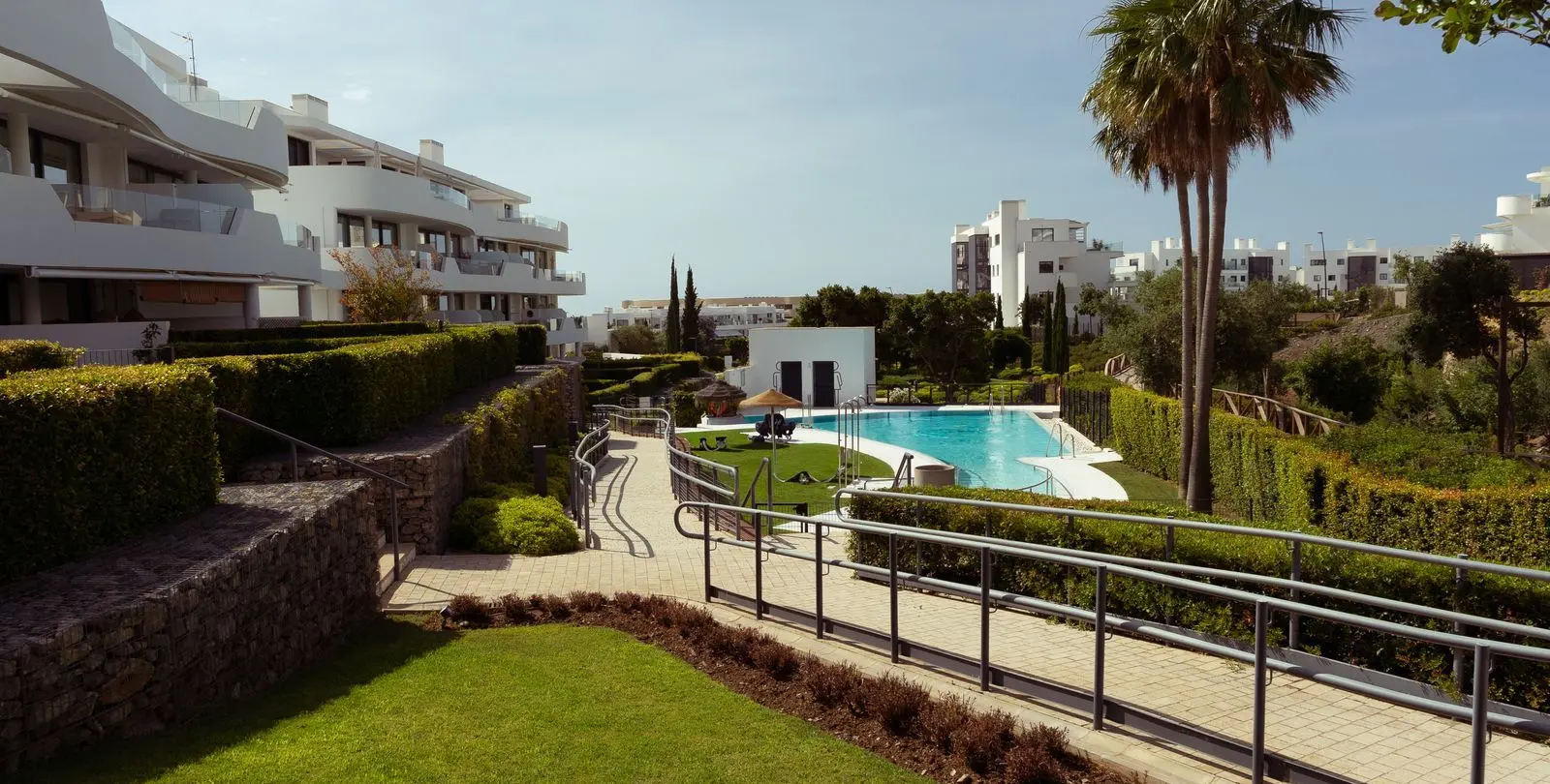 Sale of middle floor apartment in Higueron 29
