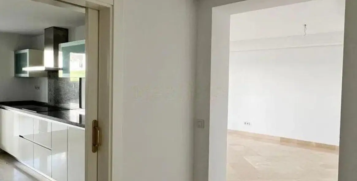 Venta de apartamento en planta media en Nueva Andalucía 8
