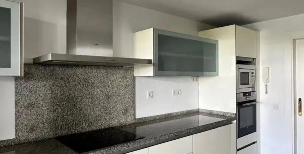 Venta de apartamento en planta media en Nueva Andalucía 12