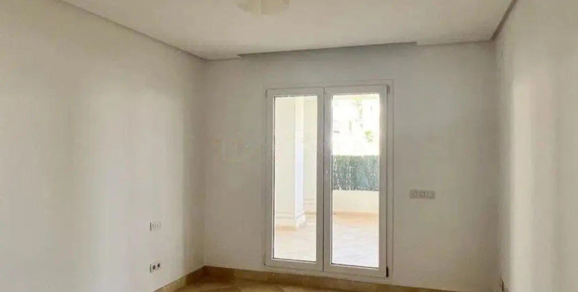 Venta de apartamento en planta media en Nueva Andalucía 13