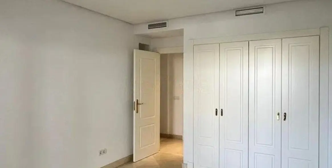 Venta de apartamento en planta media en Nueva Andalucía 14
