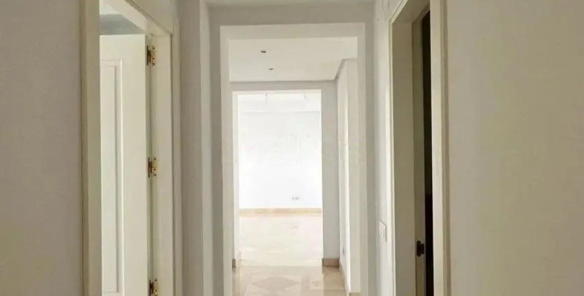 Venta de apartamento en planta media en Nueva Andalucía 21