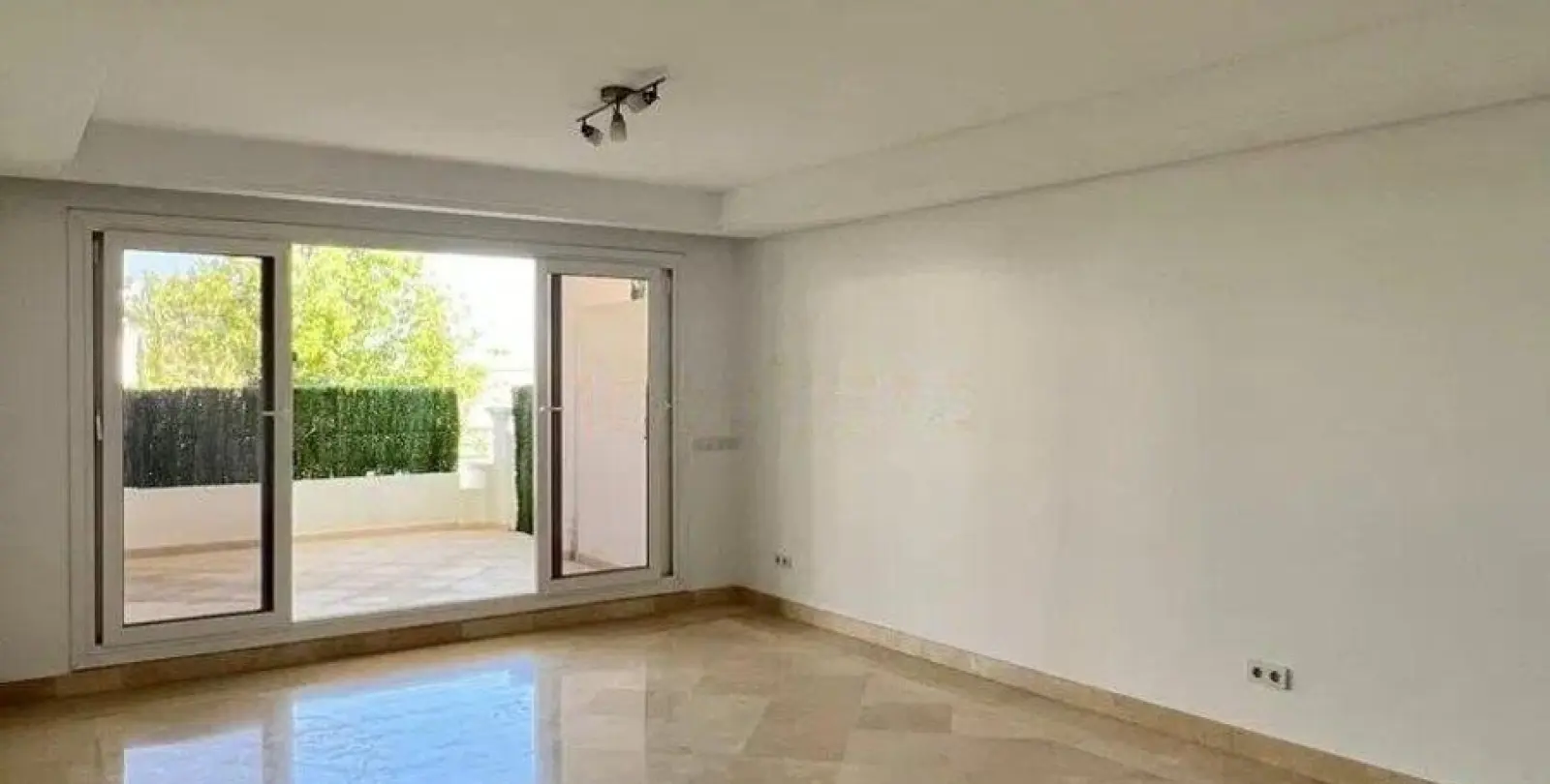 Venta de apartamento en planta baja en Nueva Andalucía 2