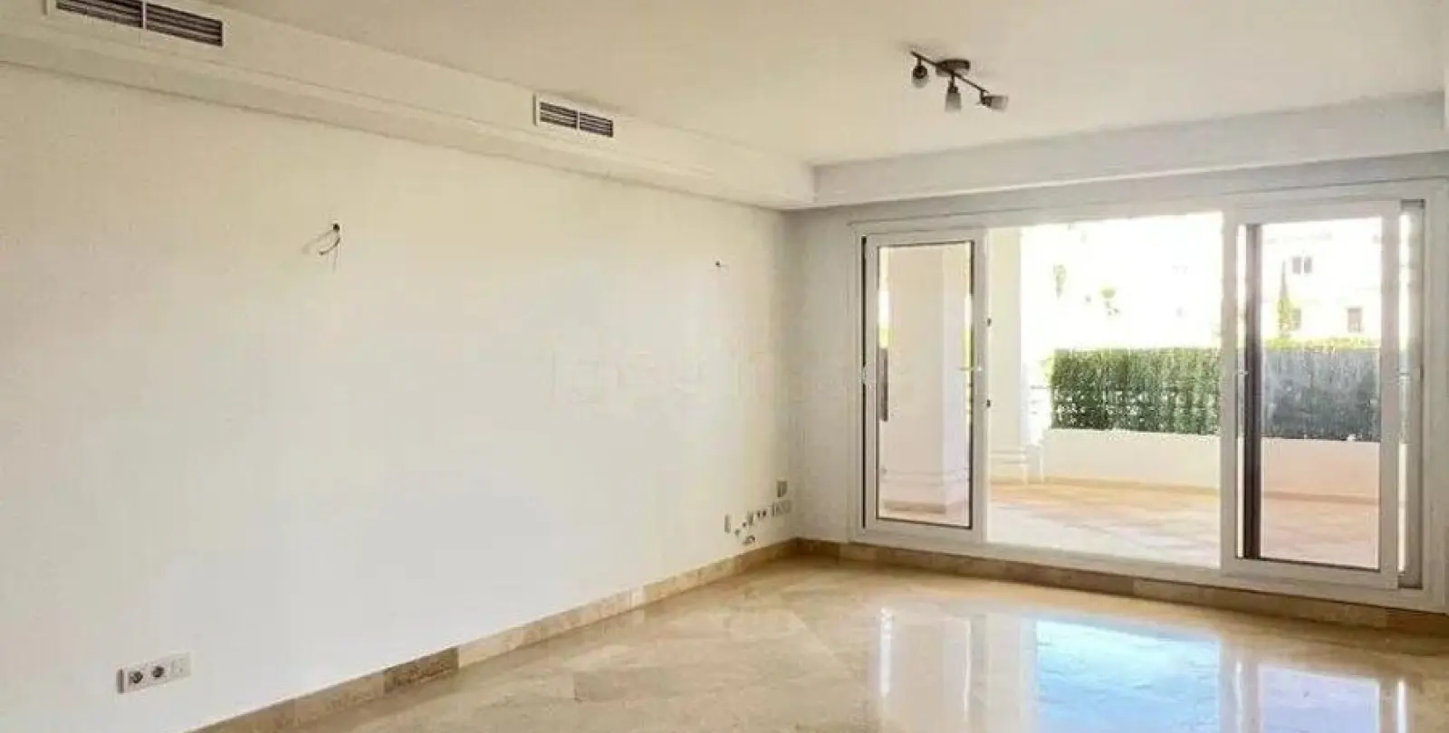 Venta de apartamento en planta baja en Nueva Andalucía 3