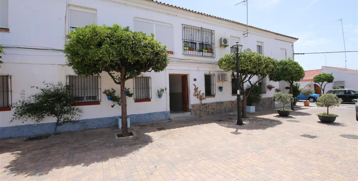 Sale of townhouse in Estepona 2
