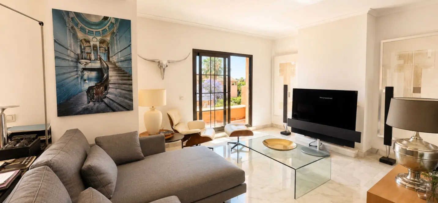 Продажа двухуровневого пентхауса в Estepona 0