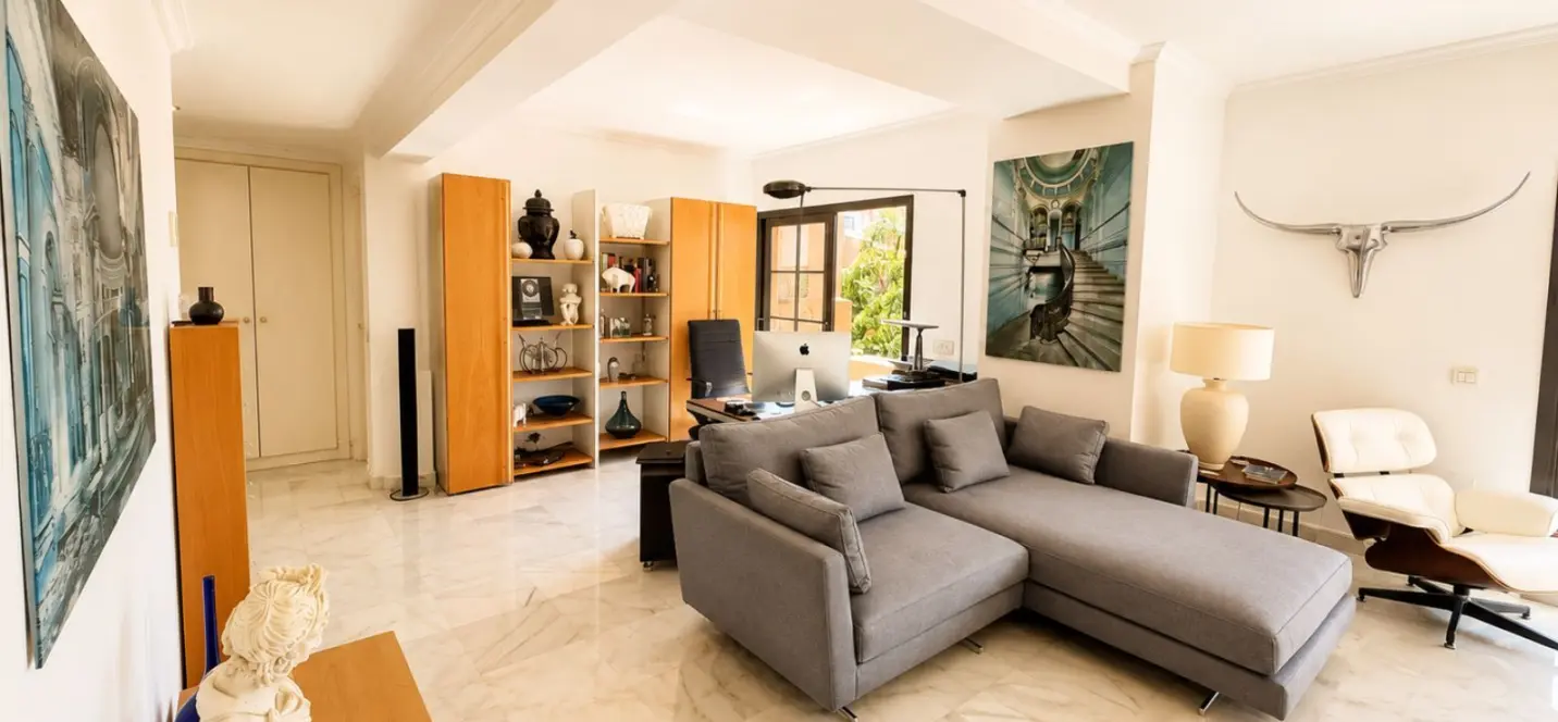 Продажа двухуровневого пентхауса в Estepona 1