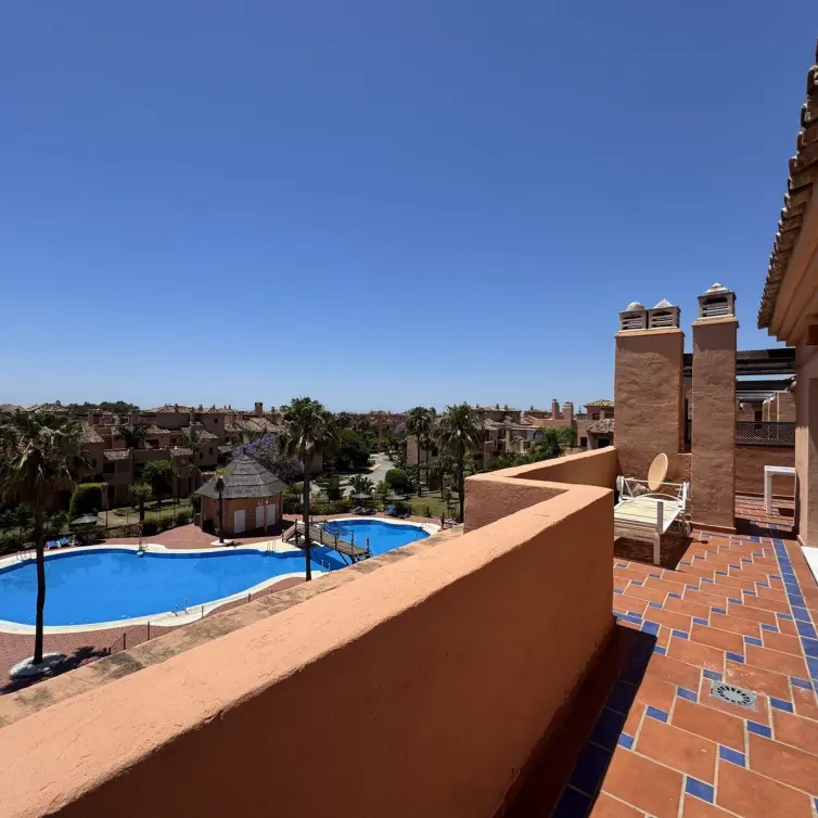Продажа двухуровневого пентхауса в Estepona