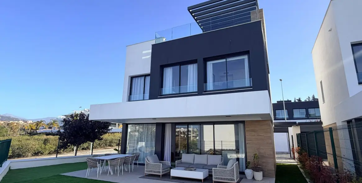 Sale of detached villa in Estepona 1