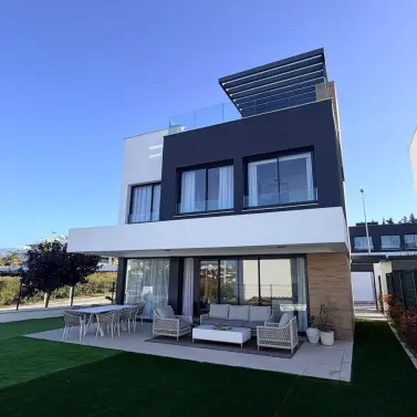 Sale of detached villa in Estepona