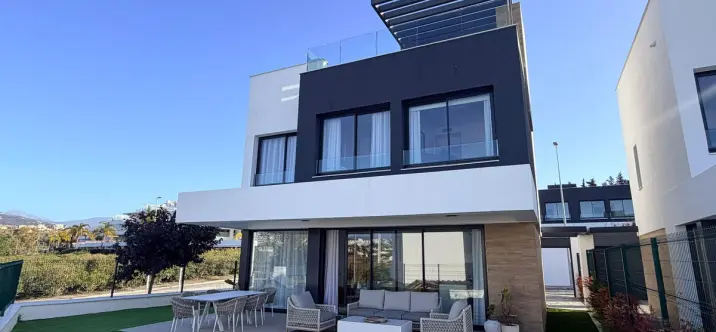 Sale of detached villa in Estepona 0