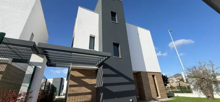 Sale of detached villa in Estepona 1