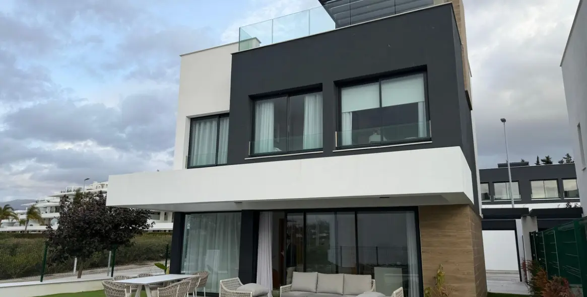 Sale of detached villa in Estepona 11
