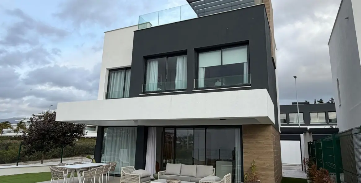 Sale of detached villa in Estepona 14
