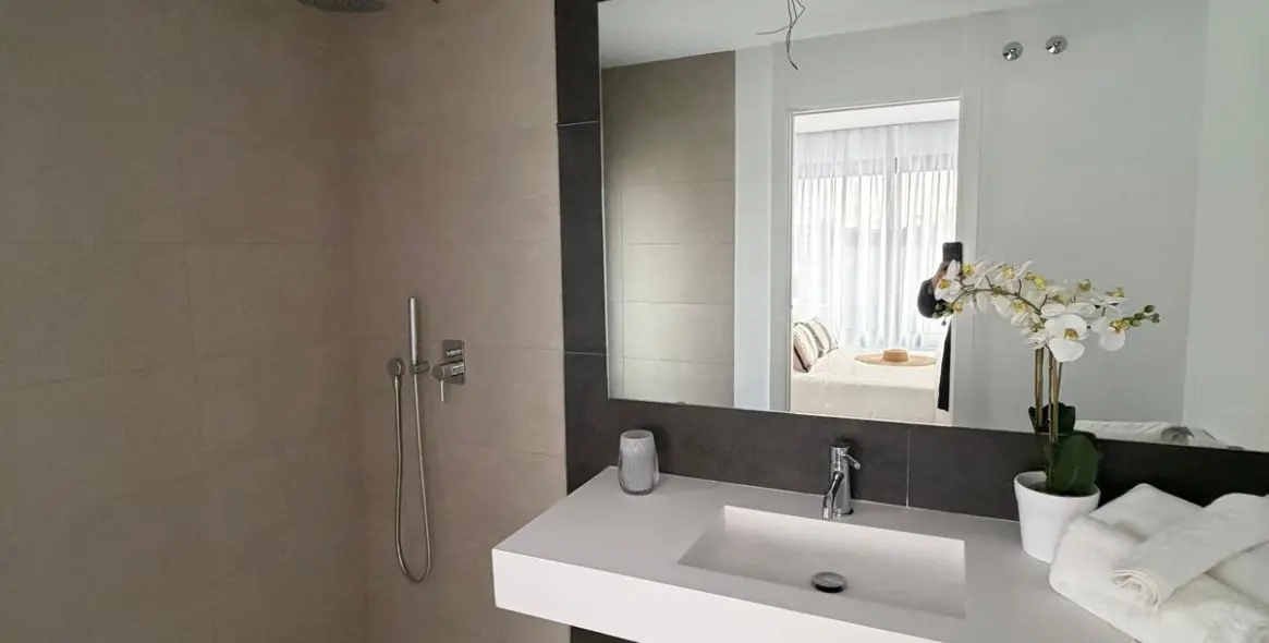 Sale of detached villa in Estepona 24