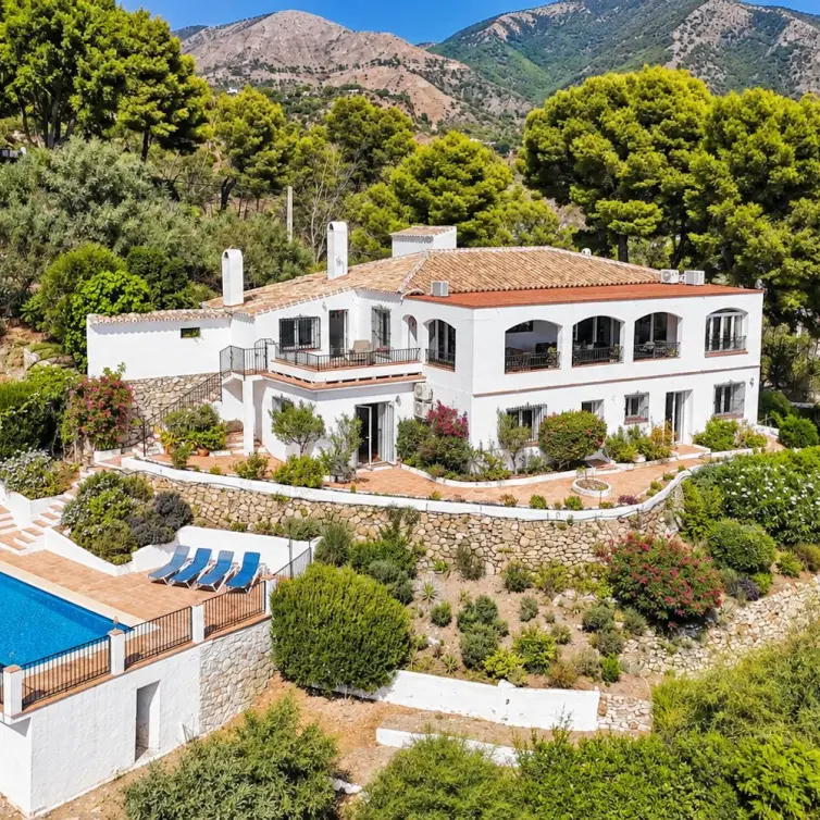 Продажа  отдельно стоящей виллы в Mijas