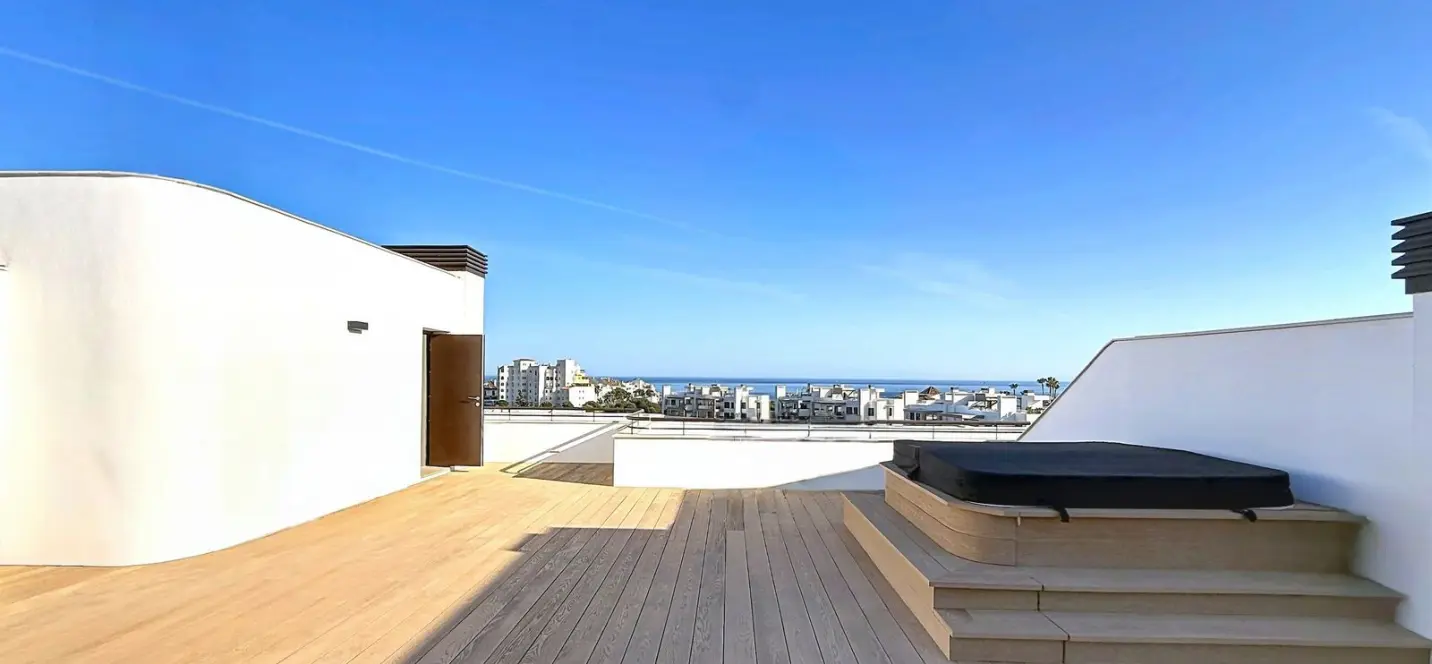 Sale of penthouse in Estepona 1