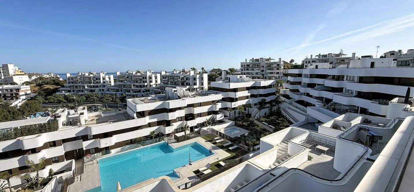 Sale of penthouse in Estepona 2