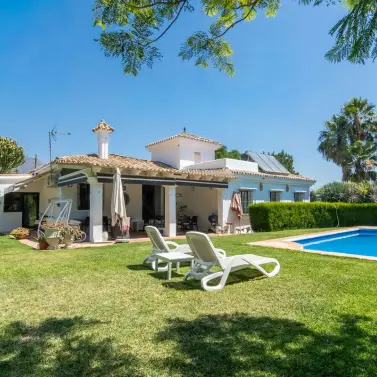 Продажа  отдельно стоящей виллы в Estepona