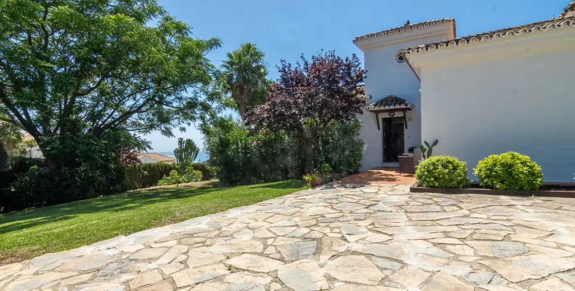 Продажа  отдельно стоящей виллы в Estepona 2