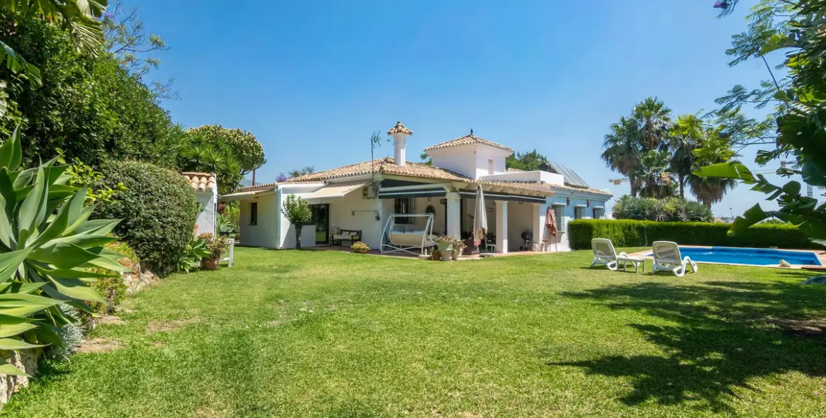 Продажа  отдельно стоящей виллы в Estepona 41