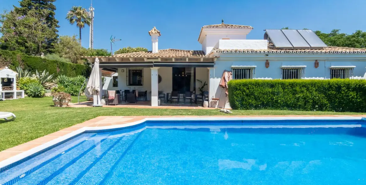 Продажа  отдельно стоящей виллы в Estepona 45