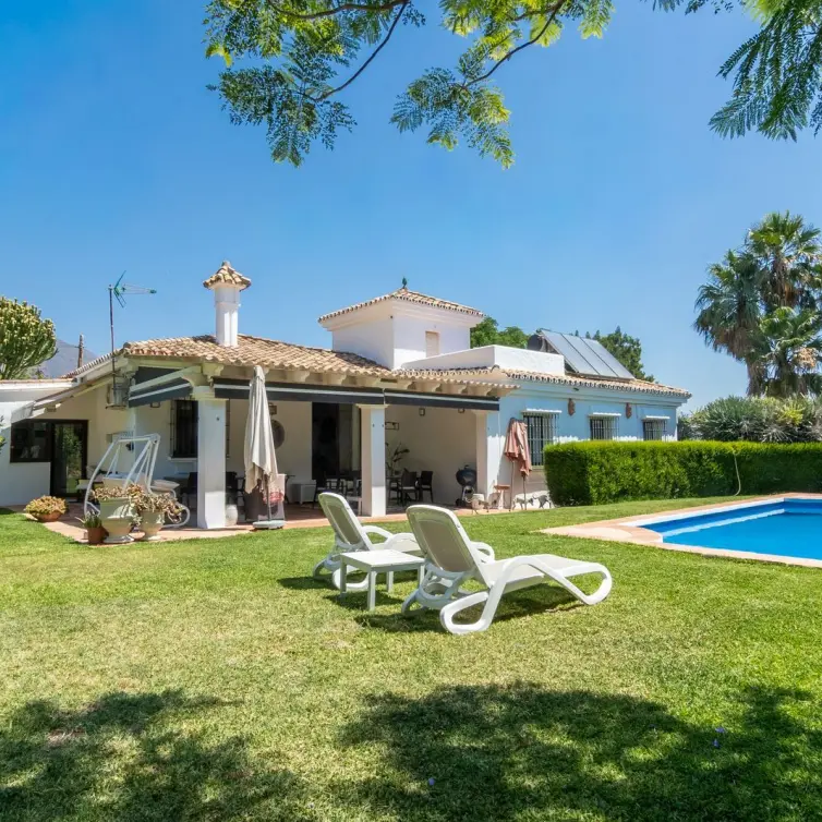 Продажа  отдельно стоящей виллы в Estepona